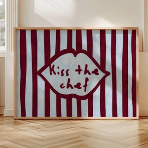 Kiss The Chef-Zitat-Druck, horizontale lustige Typografie-Küchenplakat, handgezeichnete Retro-gestreifte blaue Burgunder-Ölgemälde-Wandkunst