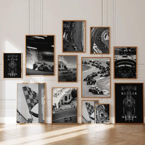Könnte beinhalten: Eine Galeriewand mit elf schwarz-weißen gerahmten Drucken, die Formel-1-Rennszenen zeigen, darunter Rennwagen auf Strecken, technische Baupläne von Fahrzeugen, Zielflaggen und architektonische Ansichten der Rennstrecke von Monaco.