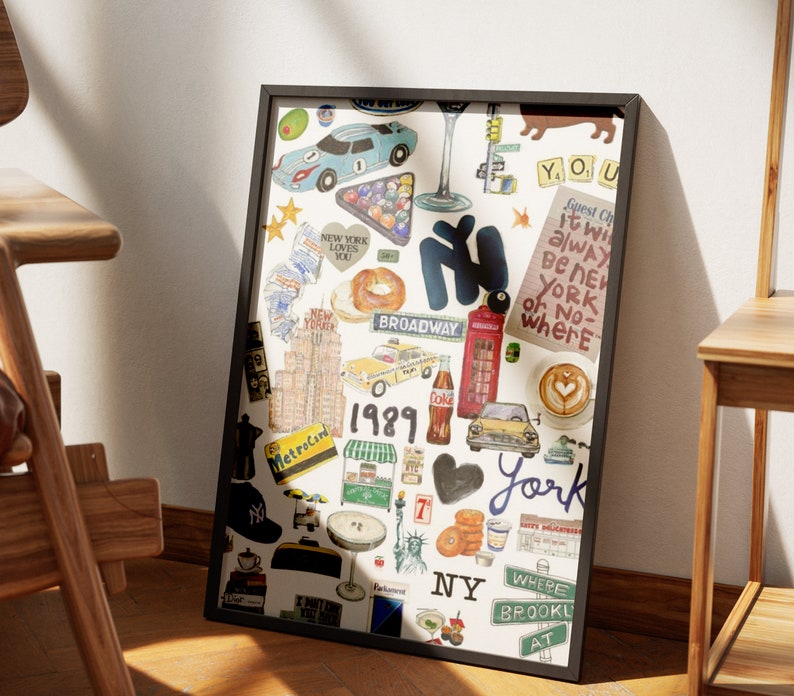 Op de afbeelding: Een ingelijste kunstdruk met een collage van illustraties in New York-thema, waaronder een gele taxi, een rode telefooncel, een bagel, een kopje koffie, het Vrijheidsbeeld, een MetroCard en de tekst New York Loves You en 1989.