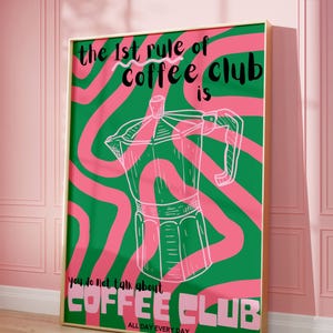 Puede incluir: Un póster verde y rosa con una ilustración blanca de una cafetera. El texto en el póster dice "the 1st rule of coffee club is you do not talk about COFFEE CLUB ALL DAY EVERY DAY".
