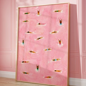 Pode incluir: Uma impressão de arte de parede retangular emoldurada com um fundo rosa vibrante e numerosas pequenas figuras pintadas de nadadores em vários trajes de banho coloridos, representados em diferentes estilos de nado e posições na superfície.