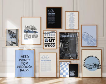 Op de afbeelding: Een galerijmuur met elf ingelijste posters met Formule 1-thema's, waaronder teksten zoals 'Less Talk, More Roar', 'It's Lights Out And Away We Go', 'Need Money For Paddock Pass', 'In The Pursuit Of Speed' en 'Pretty Girls Enjoy Motor Sport'.