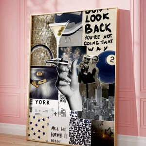 Op de afbeelding: Een ingelijste collage met een gouden rand, met een martini, een handtas en een hand die een sigaret vasthoudt. De collage bevat de tekst "DON'T LOOK BACK" en "ALL WE HAVE IS NOW". De achtergrond bevat afbeeldingen van een stadsgezicht en een sneaker.