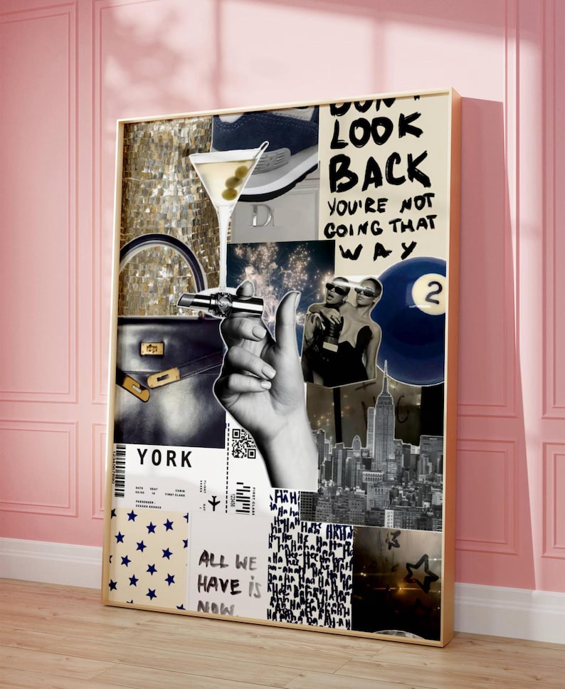 Op de afbeelding: Een ingelijste collage met een gouden rand, met een martini, een handtas en een hand die een sigaret vasthoudt. De collage bevat de tekst "DON'T LOOK BACK" en "ALL WE HAVE IS NOW". De achtergrond bevat afbeeldingen van een stadsgezicht en een sneaker.