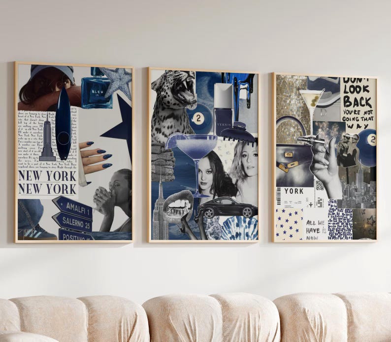 Op de afbeelding: Drie ingelijste kunstdrukken met een collage-ontwerp in tinten blauw, wit en beige. De prints tonen afbeeldingen van een luipaard, cocktails en de tekst "New York" en "Don't Look Back". Het kunstwerk wordt boven een beige bank weergegeven.