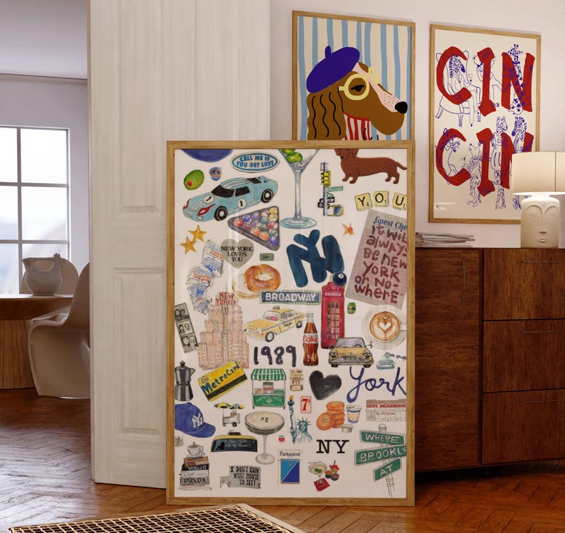 Op de afbeelding: Een rechthoekige wandkunstprint met een collage van illustraties in het thema New York City, waaronder een gele taxi, een MetroCard, een rode telefooncel, een bagel, een kopje koffie, het getal 1989 en diverse tekstelementen op een witte achtergrond.