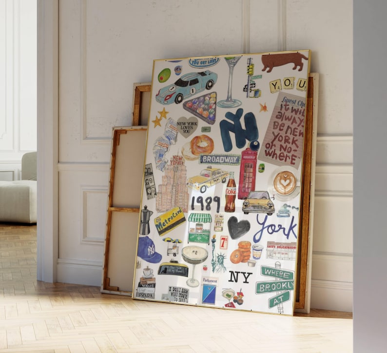 Op de afbeelding: Een rechthoekige ingelijste wandkunstprint met een collage van illustraties in New York City-thema, waaronder een gele taxi, een rode telefooncel, een bagel, een kopje koffie, het Vrijheidsbeeld en de tekst Broadway, 1989 en New York.