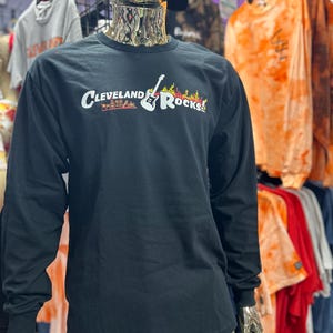 Cleveland Rocks T-shirt met lange mouwen: gitaar, vlammen, Rock Hall-kleding | JakeWear CLE Rocks-T-shirt