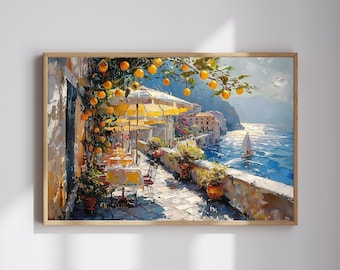 Puede incluir: Una pintura de una escena de café en un pueblo costero. Sombrillas amarillas dan sombra a mesas y sillas en un patio de piedra con vistas a un mar azul. Una vegetación exuberante y limoneros bordean el patio. Un velero navega en la distancia.