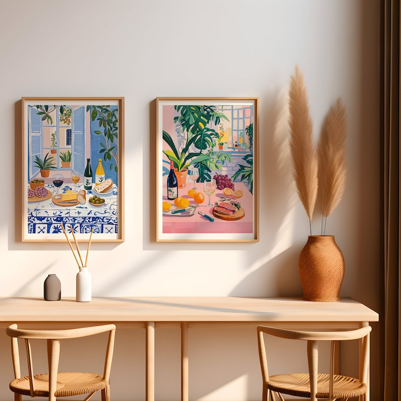 Puede incluir: Dos ilustraciones enmarcadas de escenas de bodeg&oacute;n con comida y vino. La primera ilustraci&oacute;n muestra una mesa puesta con una botella de vino, una copa de vino, queso, aceitunas y un plato de comida. La segunda ilustraci&oacute;n muestra una mesa puesta con una botella de vino, una copa de vino, uvas, naranjas y un plato de comida. Ambas ilustraciones est&aacute;n ambientadas en un fondo de plantas y ventanas.