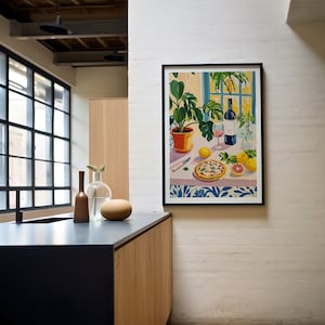 Puede incluir: Una ilustraci&oacute;n enmarcada de un bodeg&oacute;n con una botella de vino, una copa de vino, una pizza, limones y una planta en maceta. La ilustraci&oacute;n est&aacute; en un estilo colorido y pict&oacute;rico.