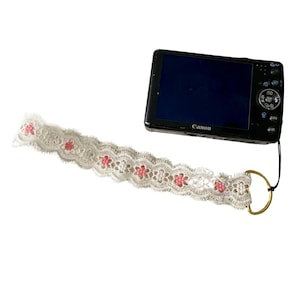 Llavero de pulsera de encaje blanco con flores rosas o azules, estilo coqueto y lindo.
