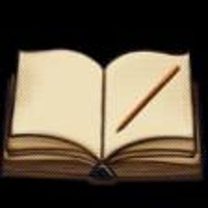 Könnte beinhalten: Ein offenes Buch mit leeren Seiten und einem Bleistift aus Holz, der auf der rechten Seite liegt. Das Buch hat einen dunkelbraunen Einband und ein abgenutztes Aussehen. Der Hintergrund ist schwarz.