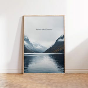 Fjord Poster | Fernweh | Reiseposter | Wohnzimmer Deko | Inspiration art | Minimalistische Natur | Landschaft | Skandinavischer Fjord