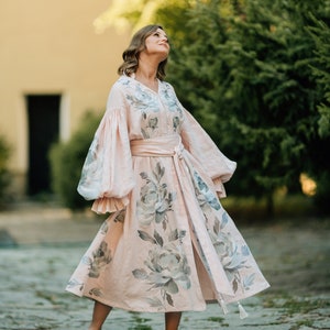 Lichtroze perzik geborduurde etnische lange jurk Folk Oekraïense jurk Vyshyvanka Kaftan Abaya Boho Boho zilveren bloem kwastjes jurk afbeelding 1