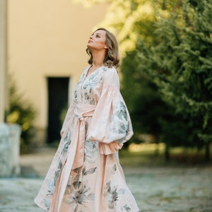 Lichtroze perzik geborduurde etnische lange jurk Folk Oekraïense jurk Vyshyvanka Kaftan Abaya Boho Boho zilveren bloem kwastjes jurk afbeelding 2