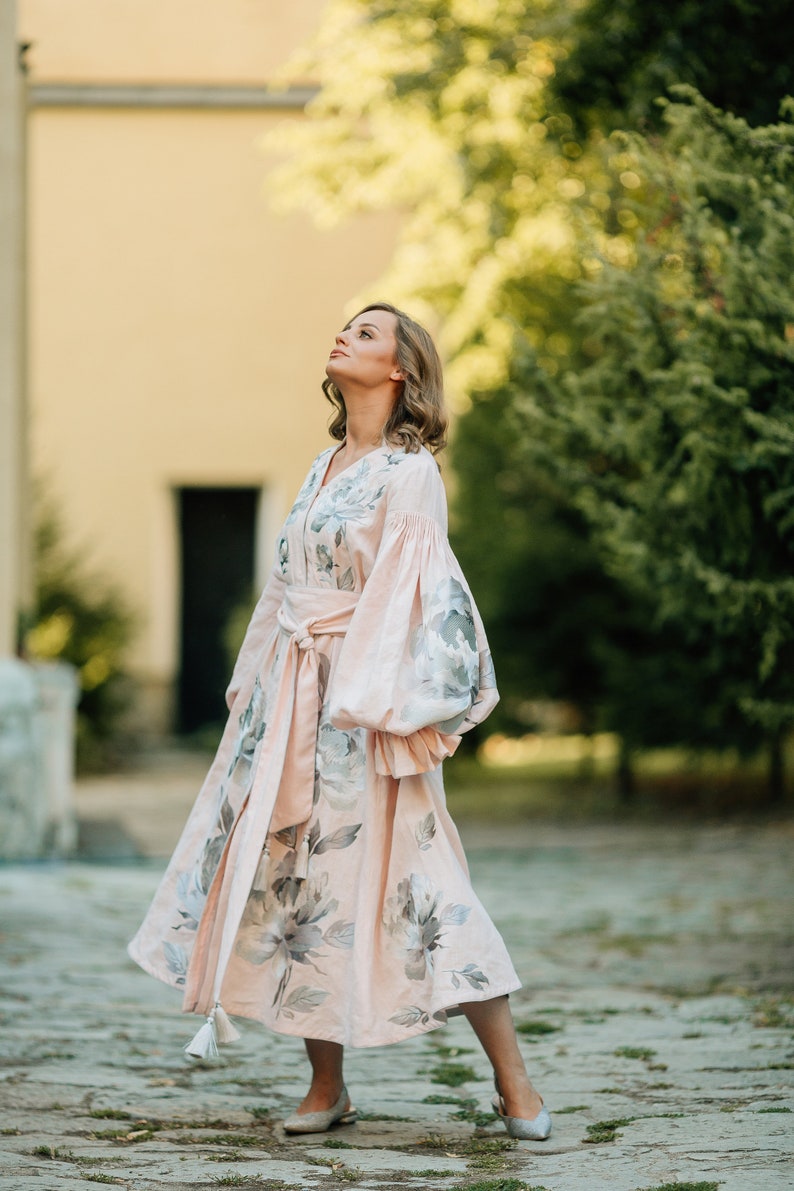 Lichtroze perzik geborduurde etnische lange jurk Folk Oekraïense jurk Vyshyvanka Kaftan Abaya Boho Boho zilveren bloem kwastjes jurk afbeelding 2
