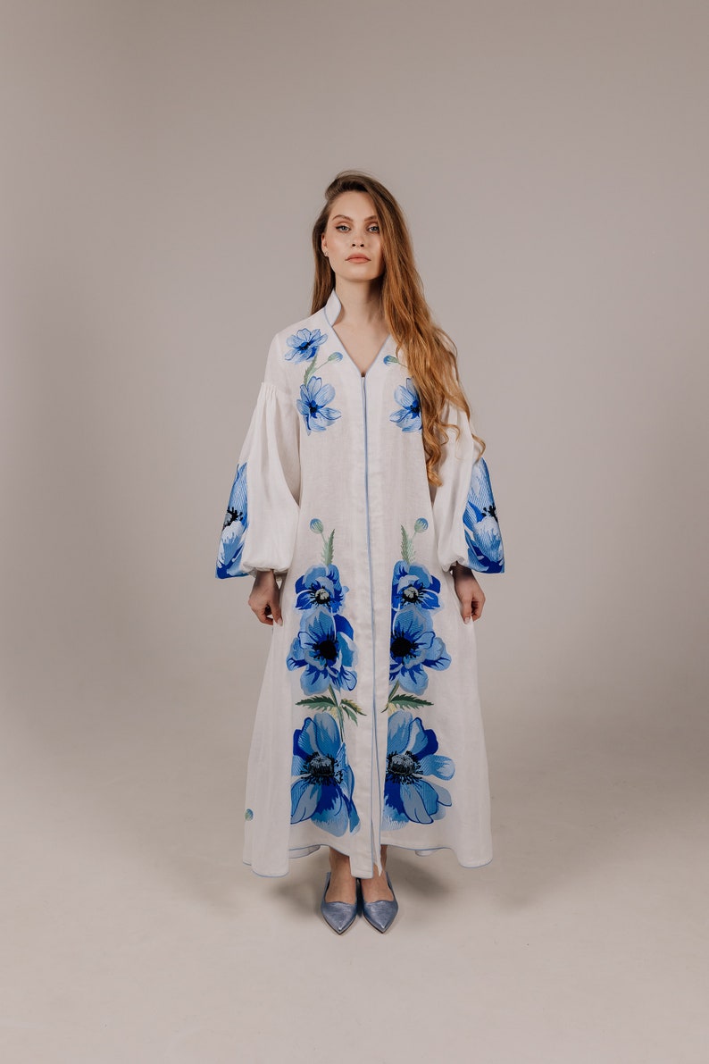 Leinen besticktes Kleid, Ukrainisches Kleid, Vyshyvanka, Kaftan, Abaya, Weißes Kleid mit blauer Mohnblume, Boho Kleid, Boho Kleid mit Quasten Bild 5