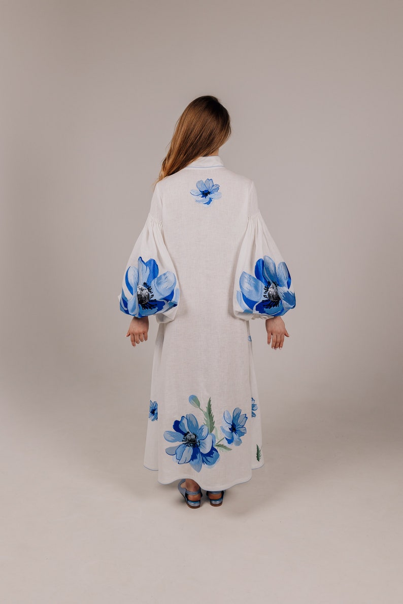 Leinen besticktes Kleid, Ukrainisches Kleid, Vyshyvanka, Kaftan, Abaya, Weißes Kleid mit blauer Mohnblume, Boho Kleid, Boho Kleid mit Quasten Bild 6