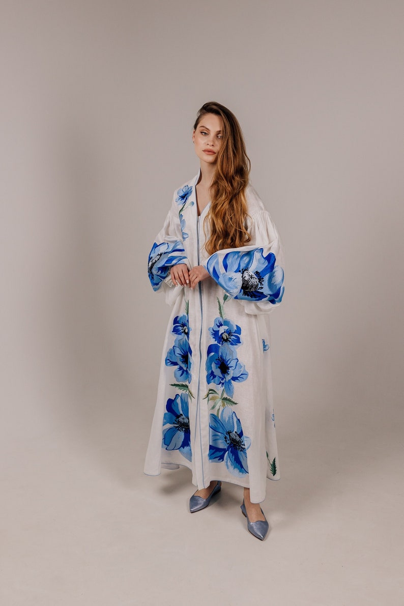 Leinen besticktes Kleid, Ukrainisches Kleid, Vyshyvanka, Kaftan, Abaya, Weißes Kleid mit blauer Mohnblume, Boho Kleid, Boho Kleid mit Quasten Bild 1