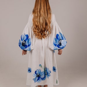 Leinen besticktes Kleid, Ukrainisches Kleid, Vyshyvanka, Kaftan, Abaya, Weißes Kleid mit blauer Mohnblume, Boho Kleid, Boho Kleid mit Quasten Bild 4