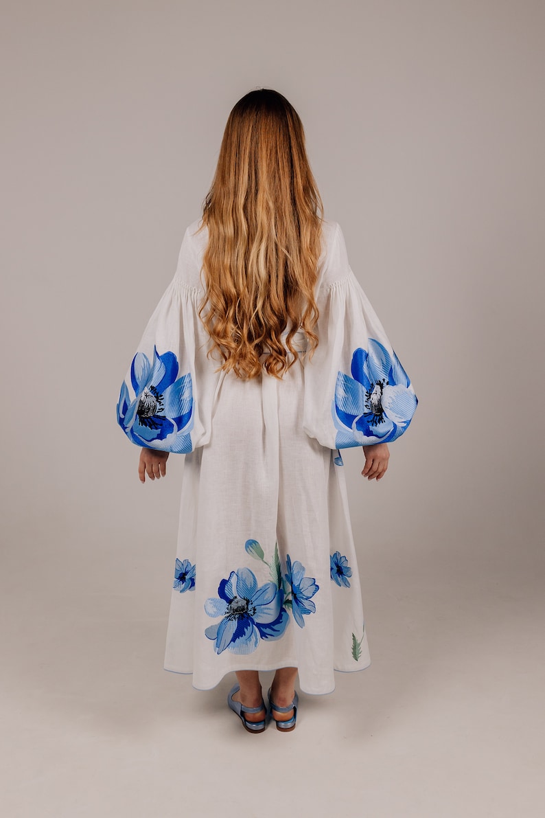 Leinen besticktes Kleid, Ukrainisches Kleid, Vyshyvanka, Kaftan, Abaya, Weißes Kleid mit blauer Mohnblume, Boho Kleid, Boho Kleid mit Quasten Bild 4