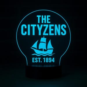 “Cityzens” von Manchester City – LED-Lampe – Ship & 1894 Design | 16 Farbwechsel Fußballverein Nachtlicht | Personalisiertes Fußball-Fan Geschenk