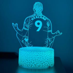 Erling Haaland #9 LED Lamp – Multicolor Acrylic Night Light – Meditating Footballer Design – Soccer Fan Gift – Sports Room Decor