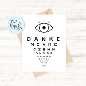 Puede incluir: Una tarjeta blanca con un diseño de tabla optométrica negra y la palabra alemana "DANKE" en la parte superior. La tarjeta está dentro de un sobre marrón. Una pegatina azul con un icono de impresora está en la esquina superior izquierda.