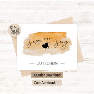 Puede incluir: Tarjeta blanca con las palabras "Zeit statt Zeug" en estilo manuscrito, con un diseño de corazón y figura de palo. La tarjeta tiene un fondo de acuarela naranja y marrón. La palabra "Gutschein" está escrita debajo.