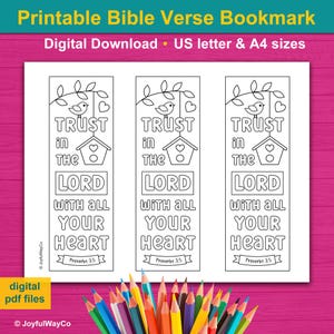 Può includere: Segnalibro stampabile in bianco e nero con un uccello in una casetta per uccelli e il testo "Confida nel Signore con tutto il tuo cuore Proverbi 3:5".
