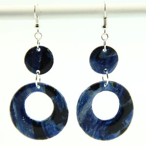Polymeer cirkel hangoorbellen| Boho zwart-blauwe oorbellen| Clay Circle-oorbellen| Handgemaakte kleioorbellen|