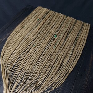 自然なブロンドの色の下にあるまっすぐなドレッドヘアのセット