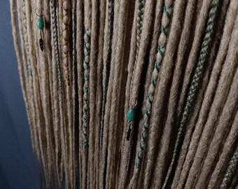 Set von geraden Dreadlocks unter einer natürlichen, blonden Farbe