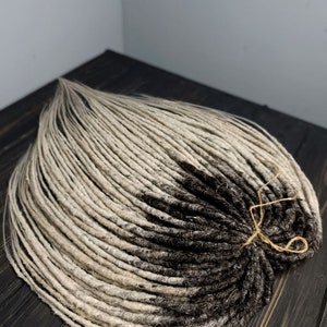 Schwarz und Weiß Ombre Synthetische Dreadlocks: Lebendig und stilvoll