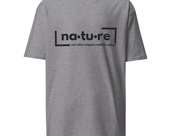 Camiseta con eslogan "Naturaleza": mezcla de algodón orgánico, diseño estampado a mano