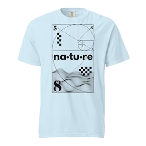 Könnte beinhalten: Hellblaues T-Shirt mit einem schwarzen Grafikdesign, das ein geometrisches Muster, das Wort "na.tu.re" und die Zahl "8" zeigt.