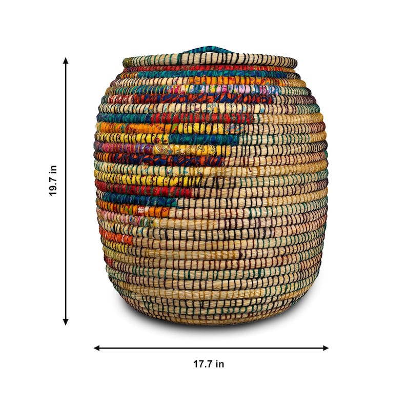 Puede incluir: Una cesta de almacenamiento tejida con tapa. La cesta mide aproximadamente 50 cm de alto y 45 cm de ancho. Presenta un colorido patr&oacute;n geom&eacute;trico en tonos rojos, amarillos, azules y verdes.