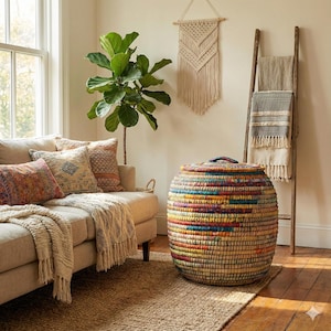Cesta multicolor de yute tejida a mano estilo boho, cesta redonda sostenible para almacenamiento o lavandería, producto de comercio justo, hecha por mujeres, organizador para el hogar, Kansrass imagen 1