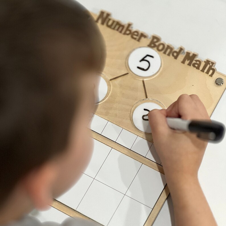 Matematica sui legami numerici, parte parte intera, matematica per l'asilo, senso dei numeri, lavagna per esercizi di matematica per l'asilo, lavagna matematica Montessori, addizione immagine 9