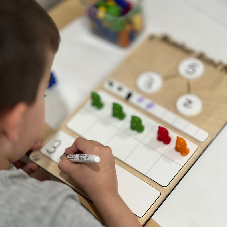 Matematica sui legami numerici, parte parte intera, matematica per l'asilo, senso dei numeri, lavagna per esercizi di matematica per l'asilo, lavagna matematica Montessori, addizione immagine 3