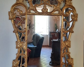 Grand miroir de style Louis XV provençal doré à la feuille