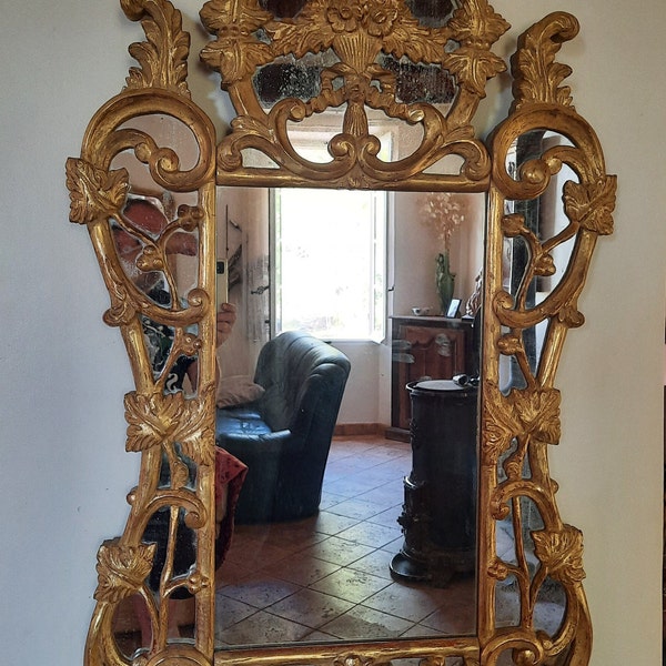 Grand miroir de style Louis XV provençal doré à la feuille