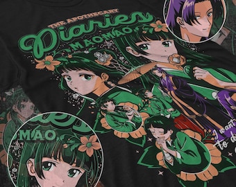 Puede incluir: Camiseta negra con ilustraciones de estilo anime de personajes de "The Apothecary Diaries", con detalles en verde y naranja. El diseño incluye el texto "The Apothecary Diaries Mao Mao" en una fuente estilizada, con elementos florales.