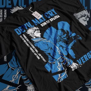 Peut inclure: T-shirt noir avec un motif graphique bleu et blanc. Le motif comprend le texte "DEVIL MAY CRY SON OF SPARDA" et une illustration d'un personnage. La citation "POWER CONTROLS EVERYTHING... AND WITHOUT POWER YOU CANNOT PROTECT ANYTHING" est également incluse.