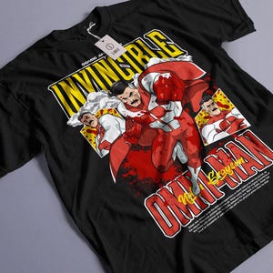 Könnte beinhalten: Schwarzes T-Shirt mit einer Comic-Illustration eines Superhelden in einem rot-weißen Anzug, mit den Wörtern "Invincible" und "Omni-Man" in Gelb und Rot. Das Shirt enthält den Text "Comic Art" und "Grayson".