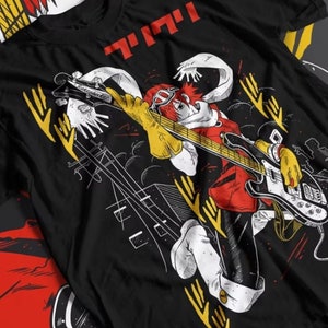 Puede incluir: Camiseta negra con una ilustración en blanco y rojo de un personaje tocando un bajo. El personaje lleva un atuendo rojo y blanco y una bufanda blanca. El texto "Titi" está impreso en blanco en la camiseta.