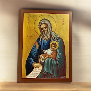 以下が含まれることがあります： 聖ニコラウスが幼い子供を抱いている宗教的なアイコン。アイコンは金色の背景を持つ木製の板に描かれており、ギリシャ語のテキストが書かれた巻物があります。巻物に書かれたテキストは「主よ、あなたを見ます。そして、あなたを崇拝します。そして、あなたの栄光を恐れます。」です。