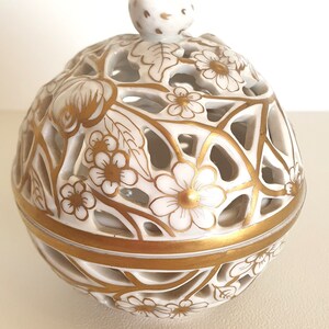 Herend Hand-painted Open-work Porcelain Bonbonniere. White and Gold with Strawberry Finial 1960s zdjęcie 3