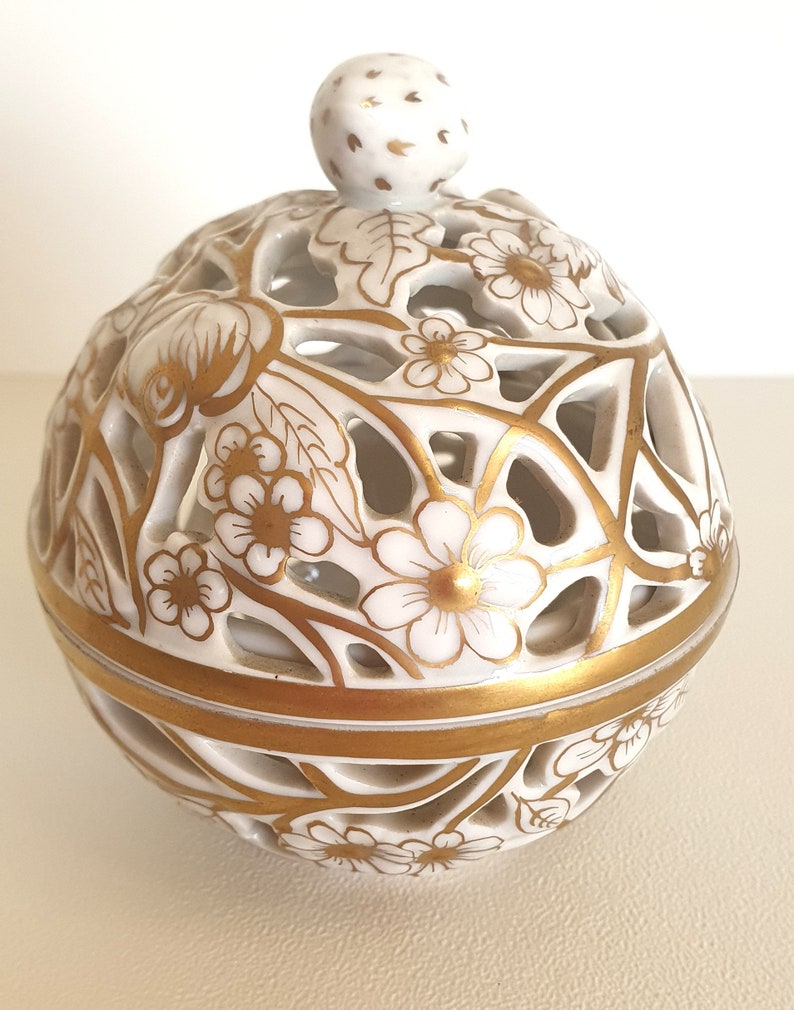 Herend Hand-painted Open-work Porcelain Bonbonniere. White and Gold with Strawberry Finial 1960s zdjęcie 3